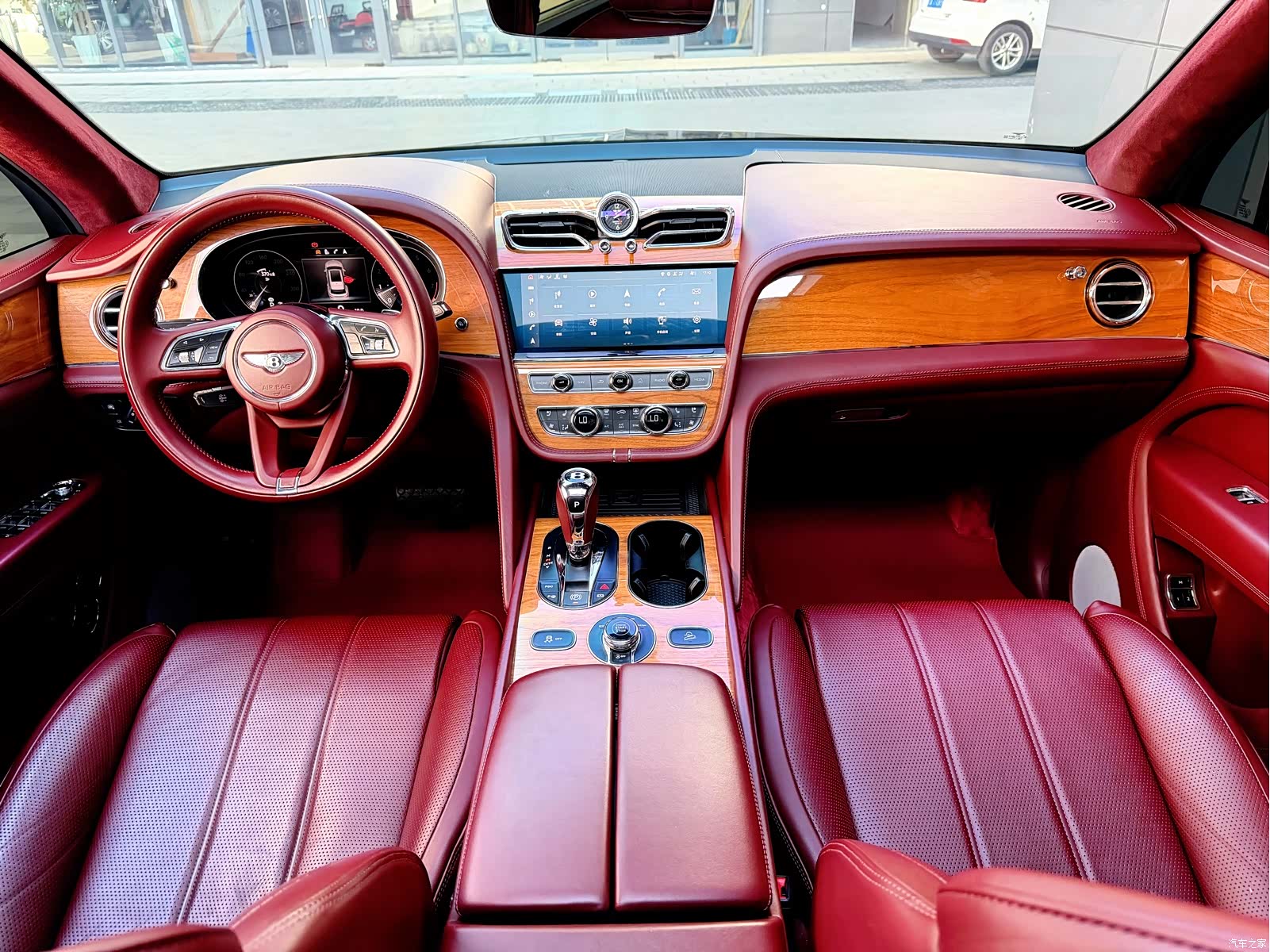 Bentley Bentayga, 2021 39