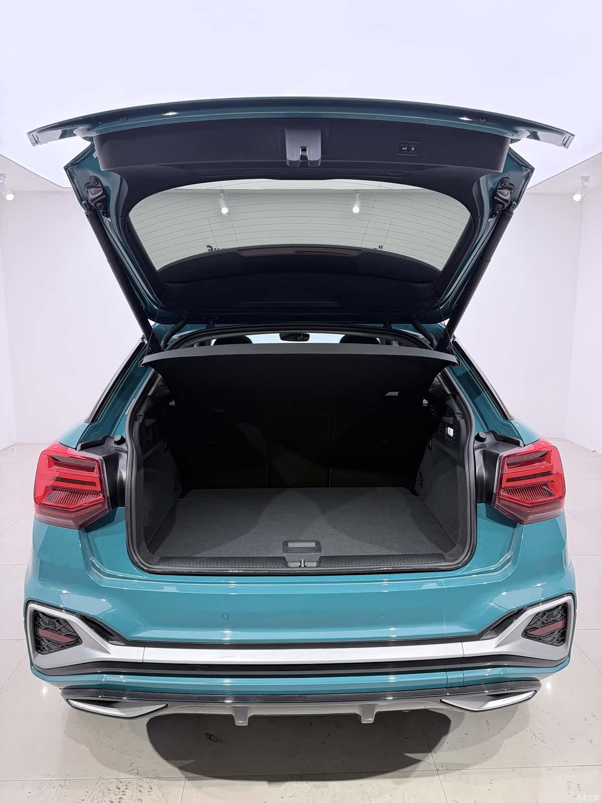 Audi Q2L, 2023 16
