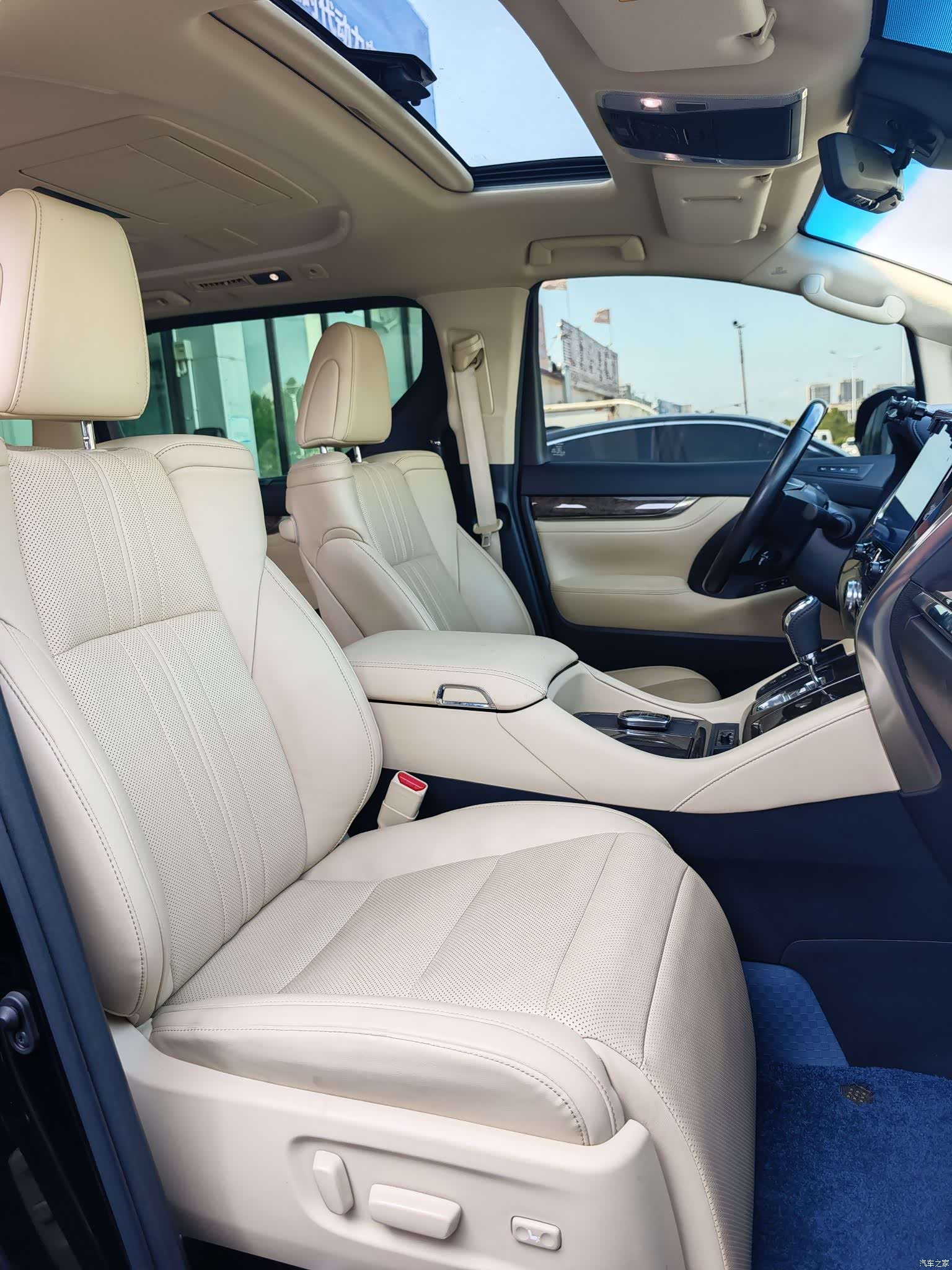 Toyota Alphard, 2021 все фото