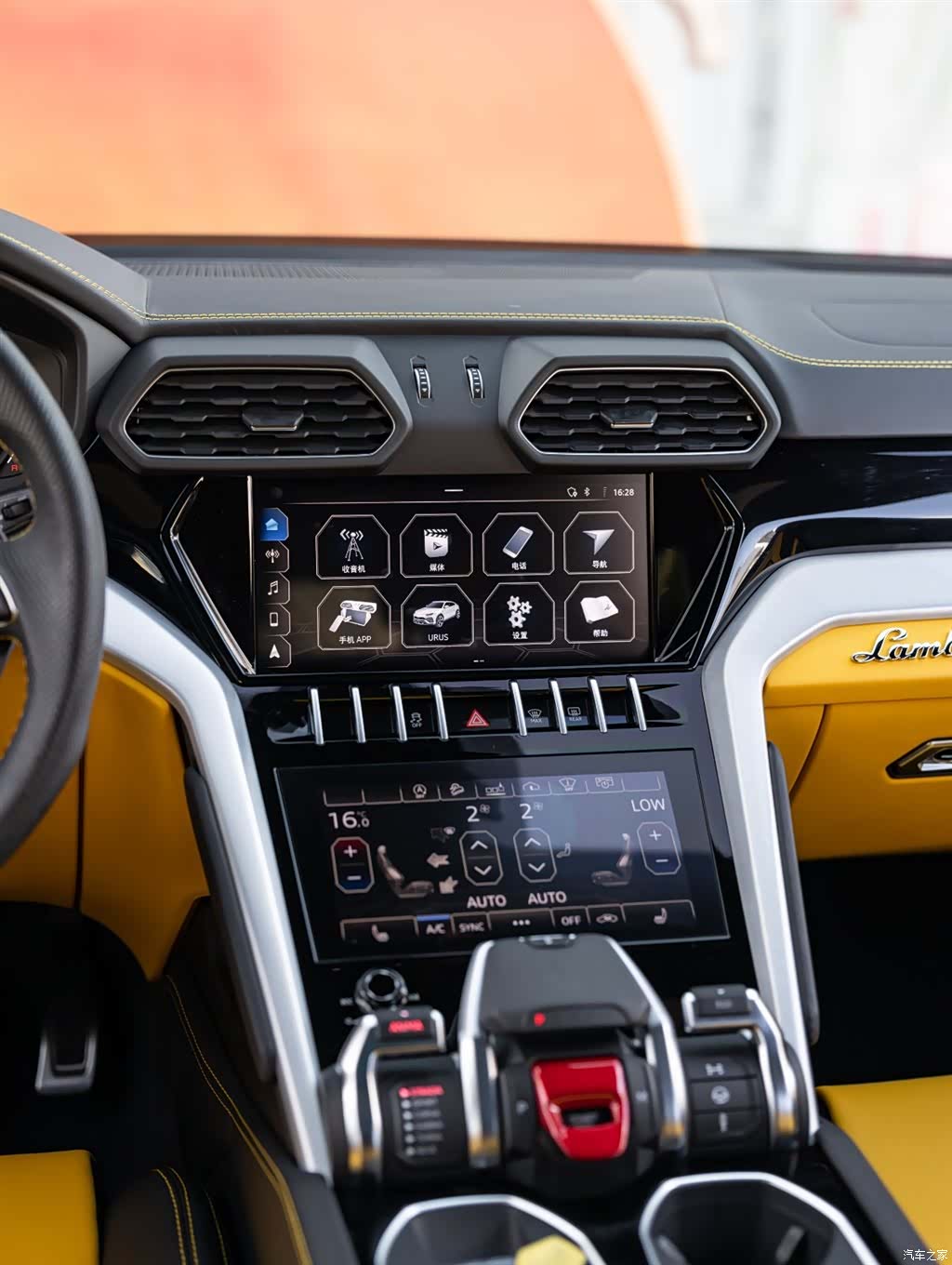 Lamborghini Urus, 2023 14