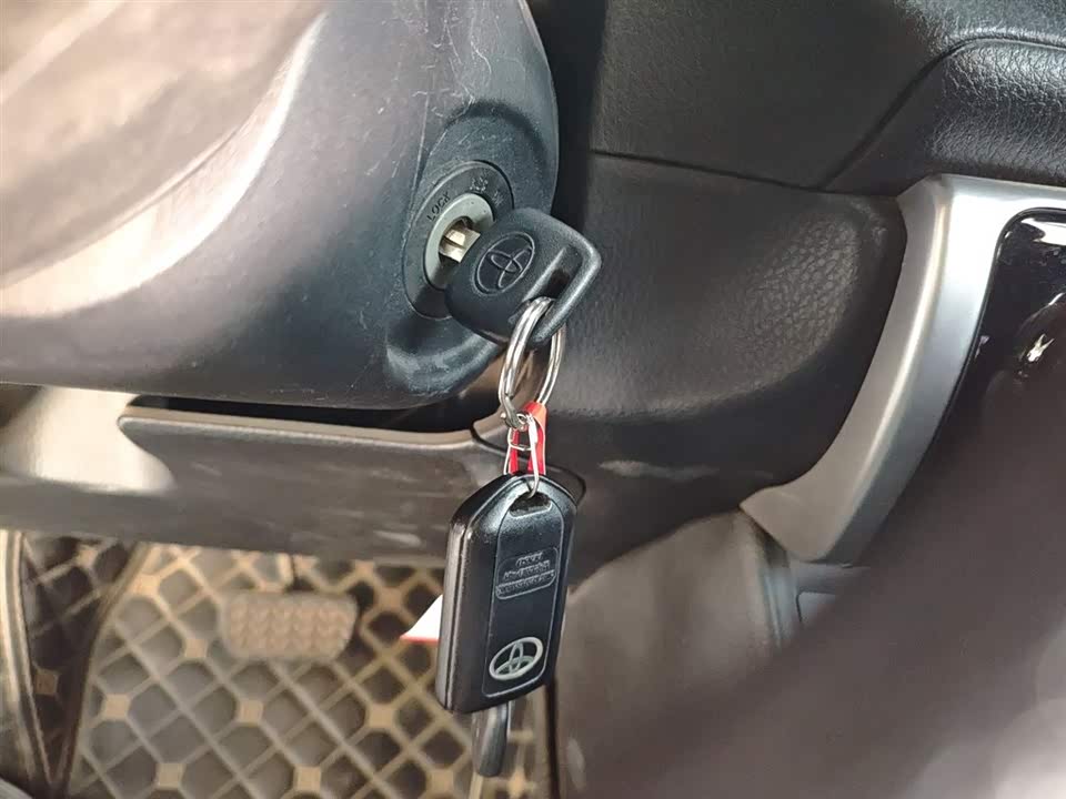 Toyota YARiS L to enjoy