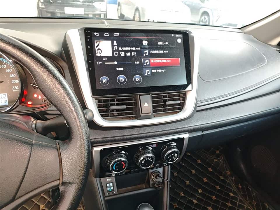 Toyota YARiS L to enjoy