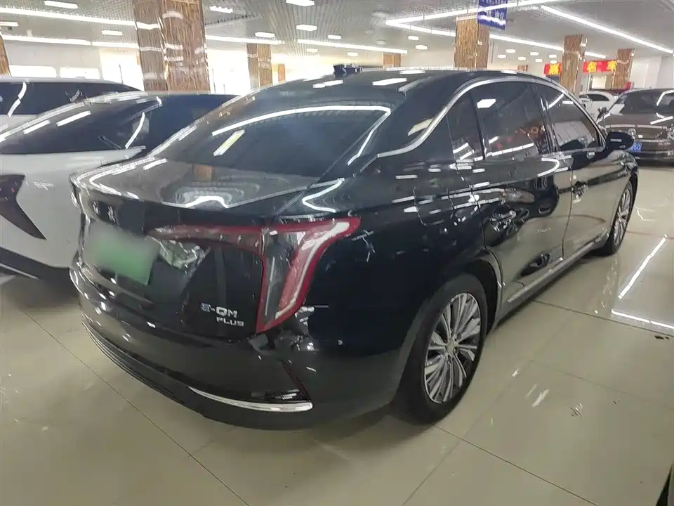 Hongqi E-QM5