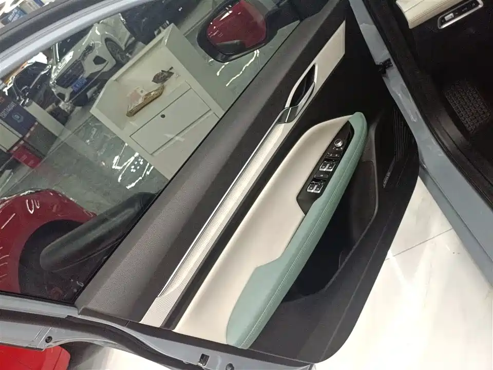 Geely Emgrand L HiP Geely Emgrand L HiP
