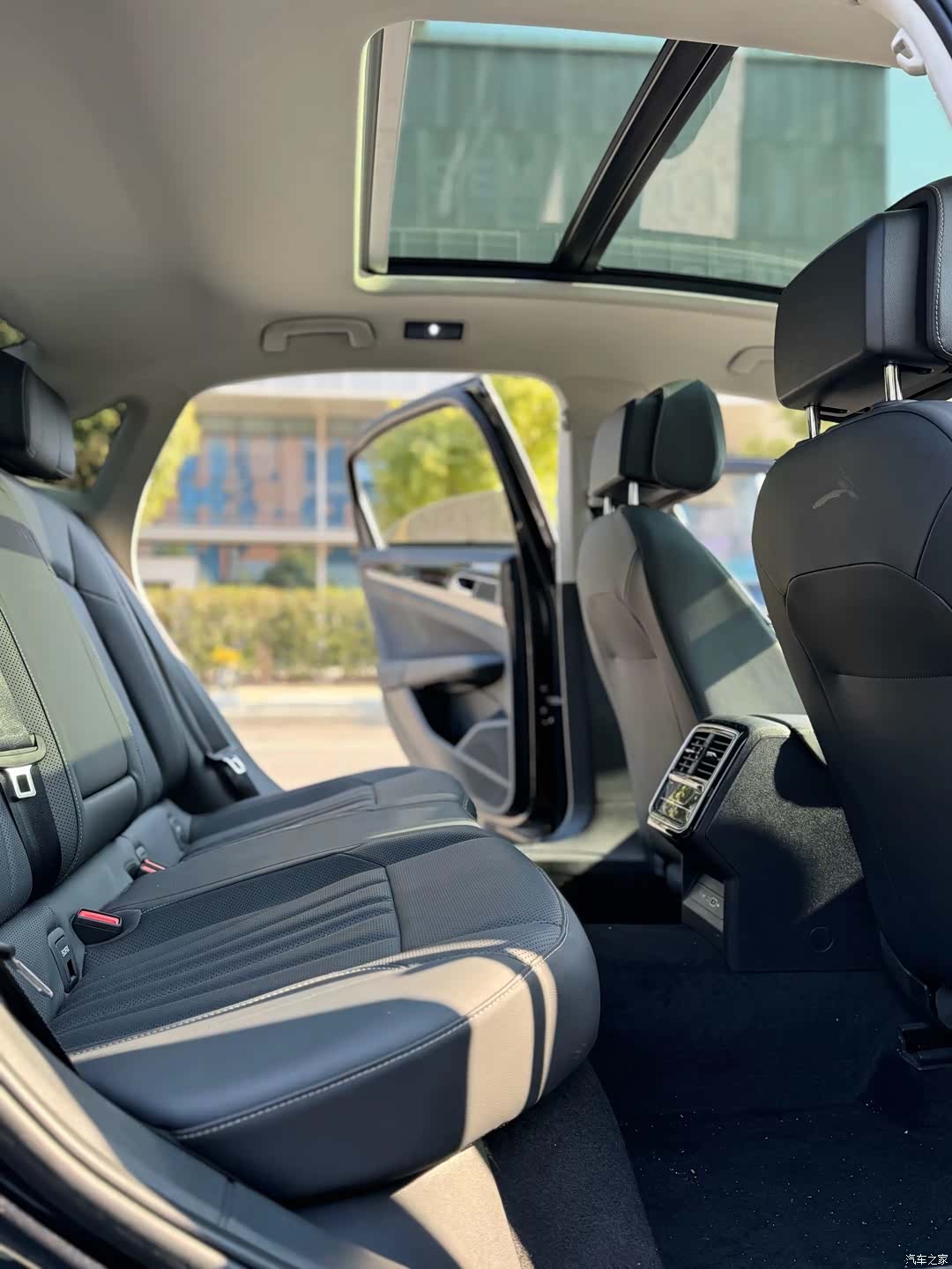 Volkswagen Passat, 2025 11