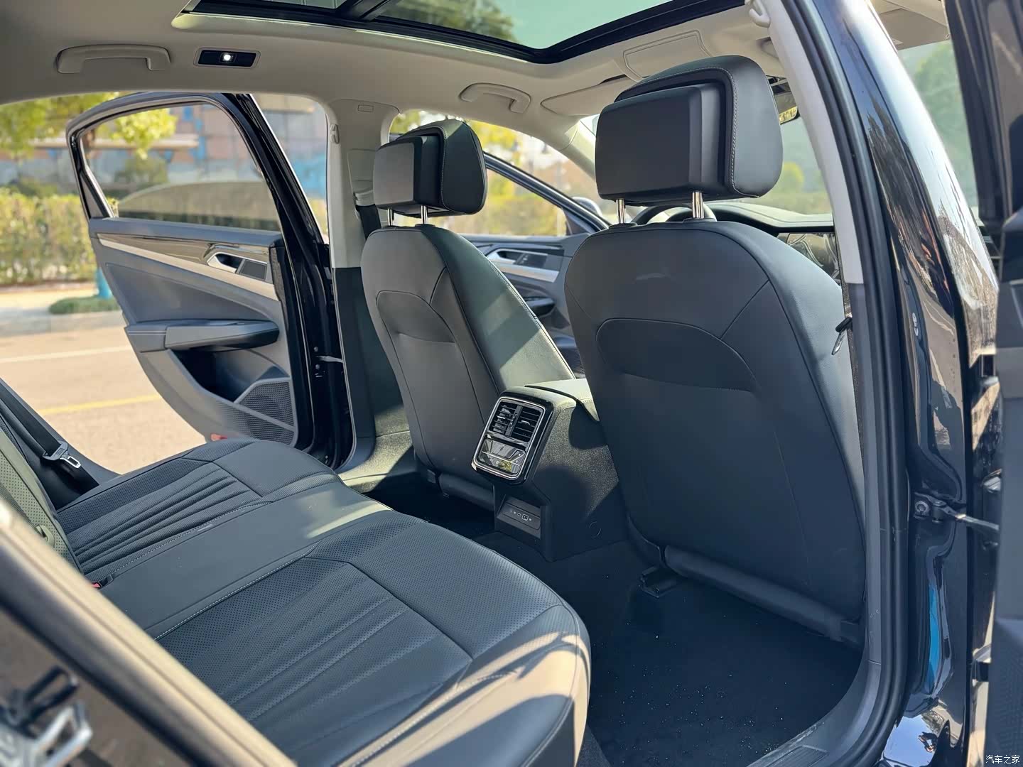 Volkswagen Passat, 2025 13