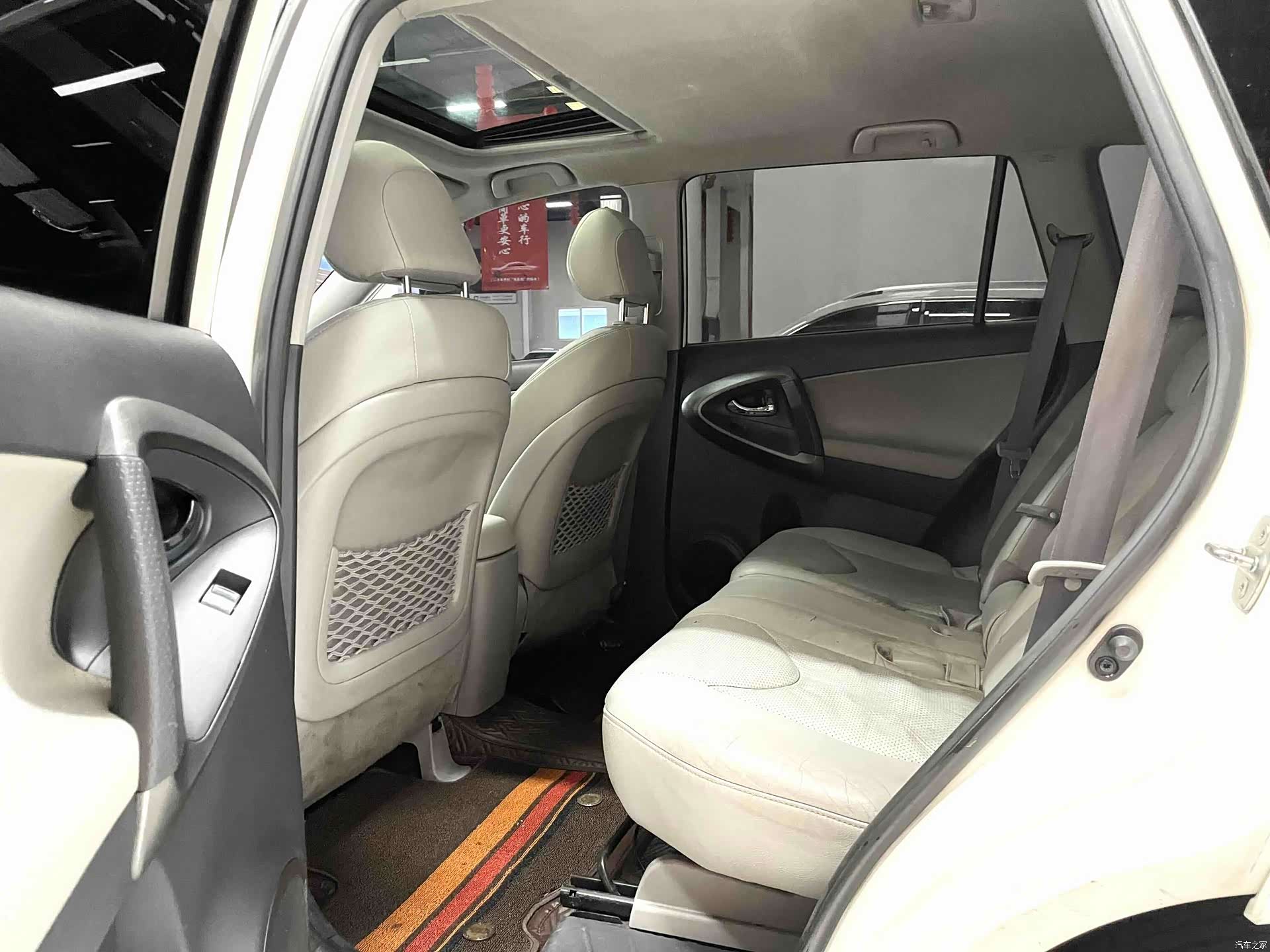 Toyota RAV4, 2011 10