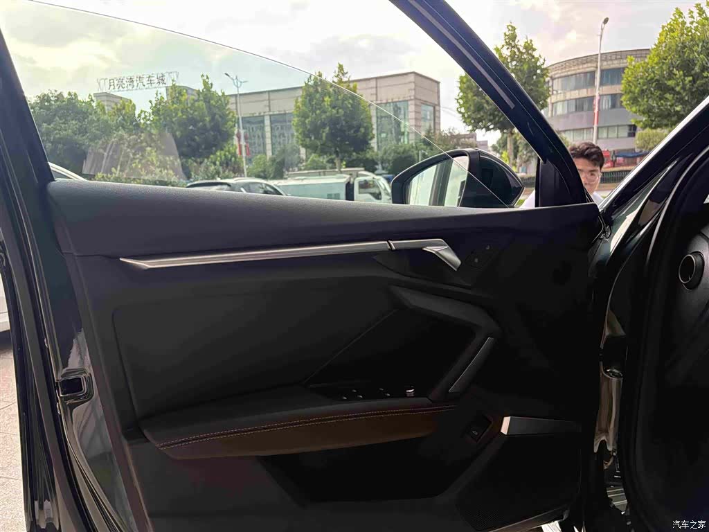 Audi Flying Spur, 2025 4