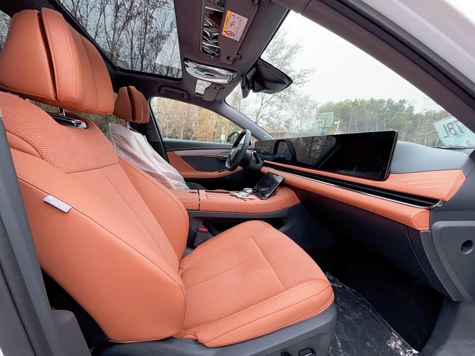 VOYAH Lantu chasing light