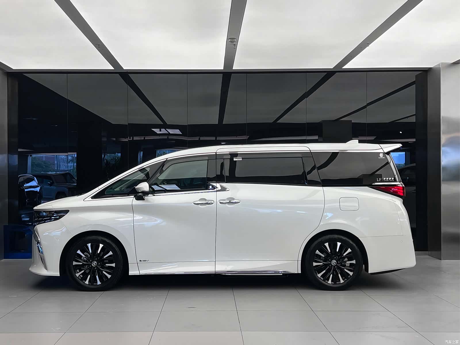 Toyota Alphard, 2024 3
