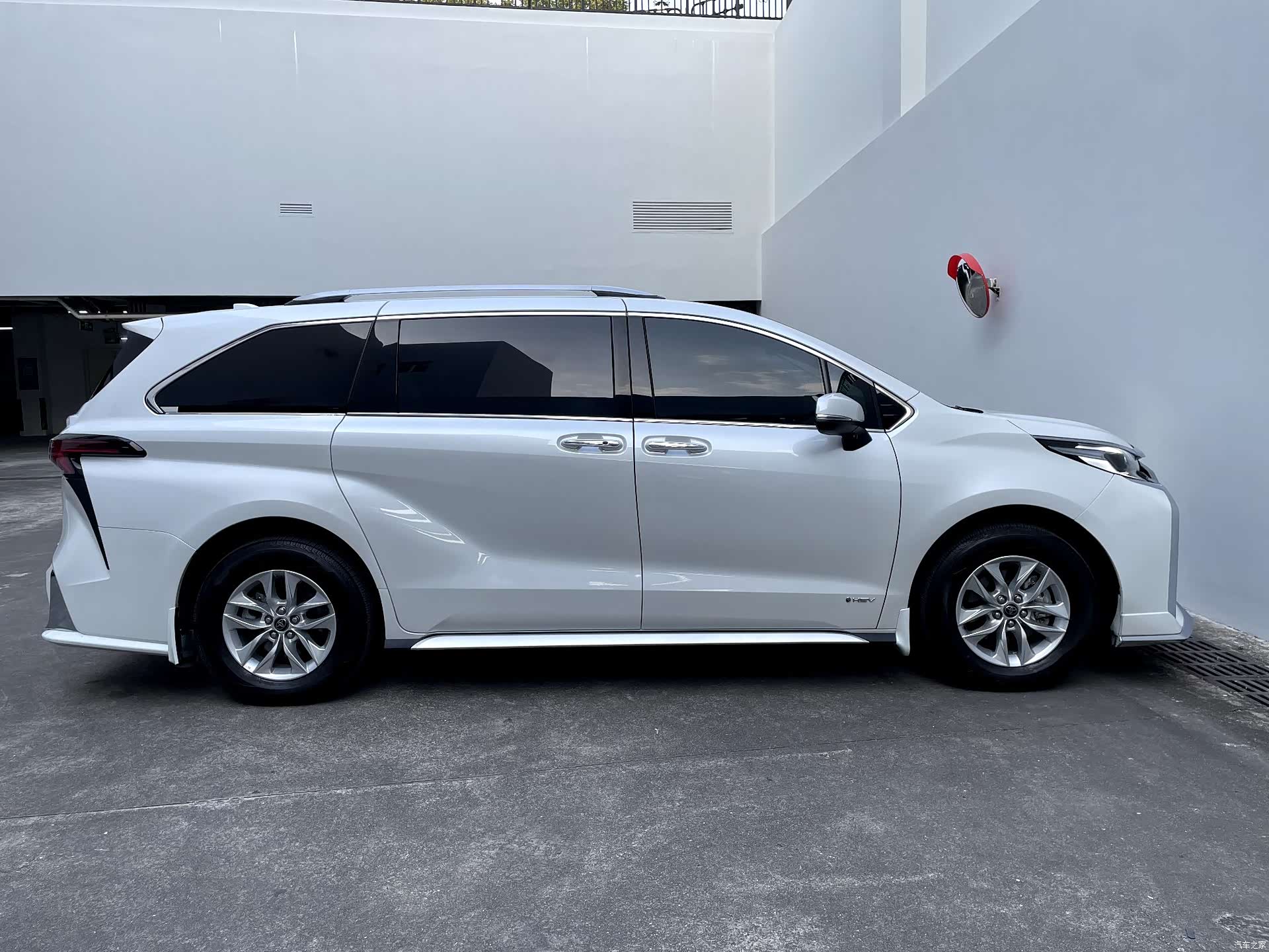 Toyota Granvia, 2025 30
