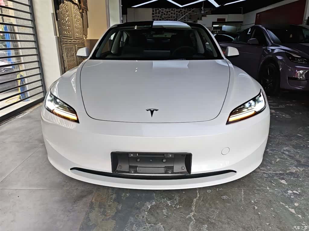 Tesla Model 3, 2025 3