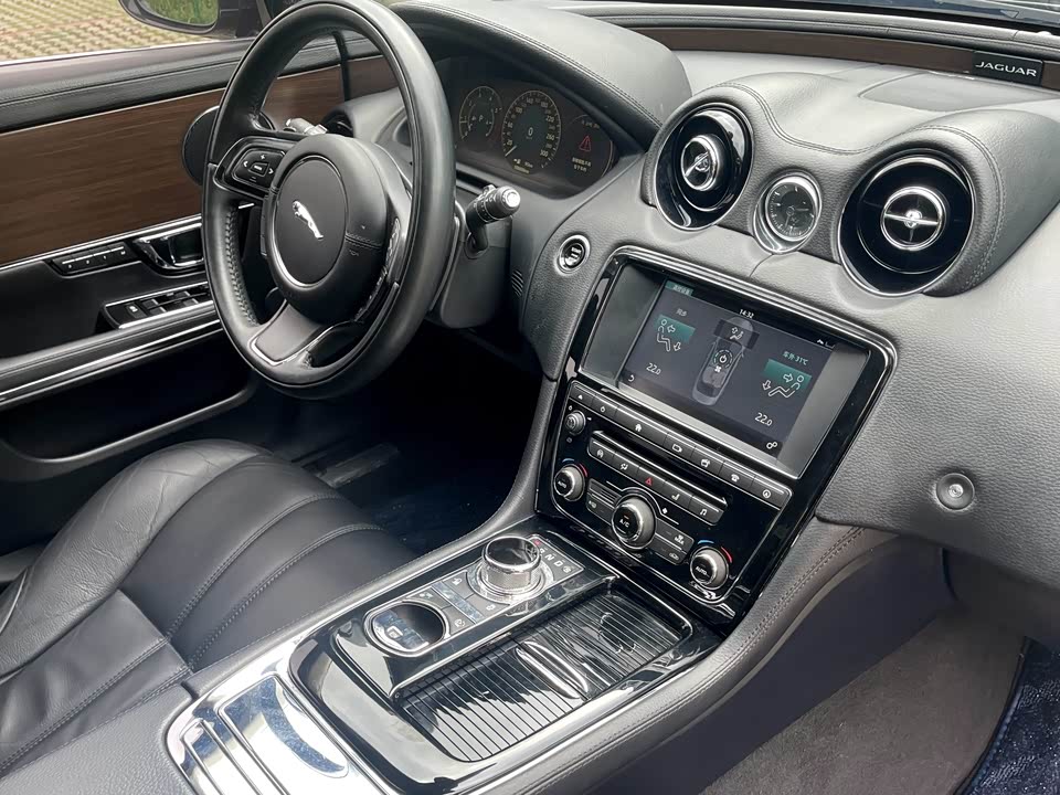 Jaguar XJ