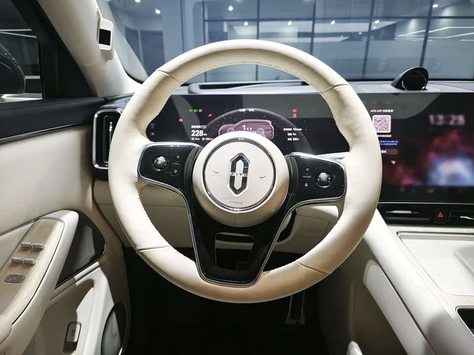 AITO Ask the world M8