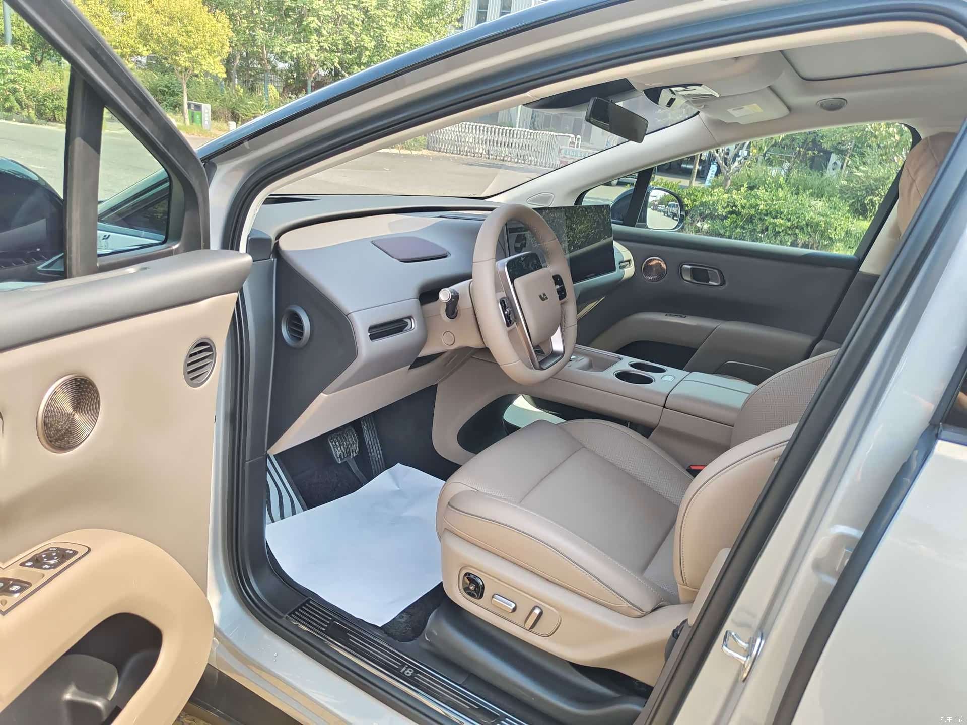 Li Auto i8, 2025 7