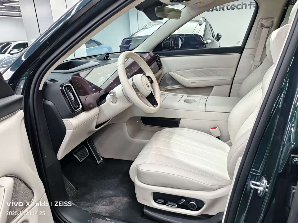 AITO Ask the world M8