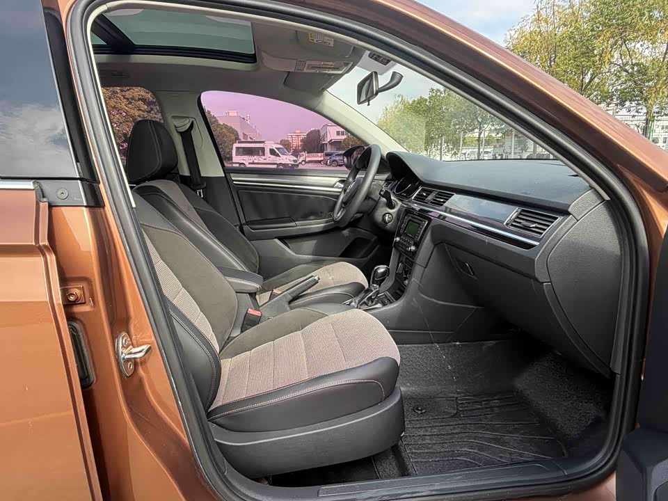 Volkswagen C-TREK Wei Collar