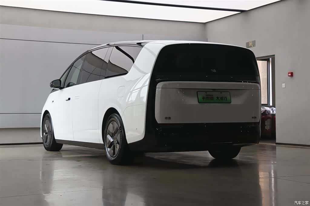 Li Auto MEGA, 2025 38