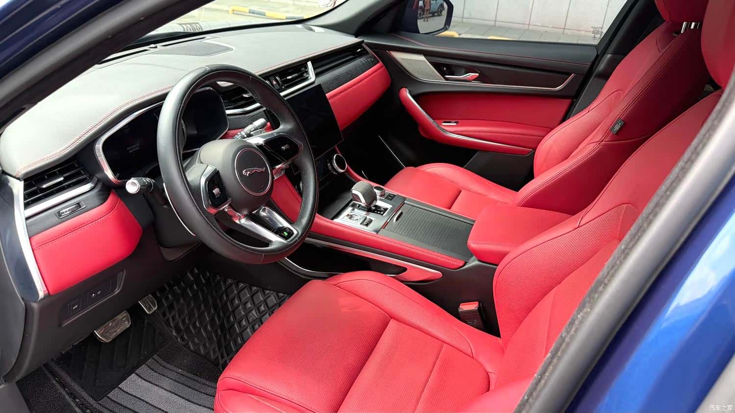 Jaguar F-PACE, 2022 все фото