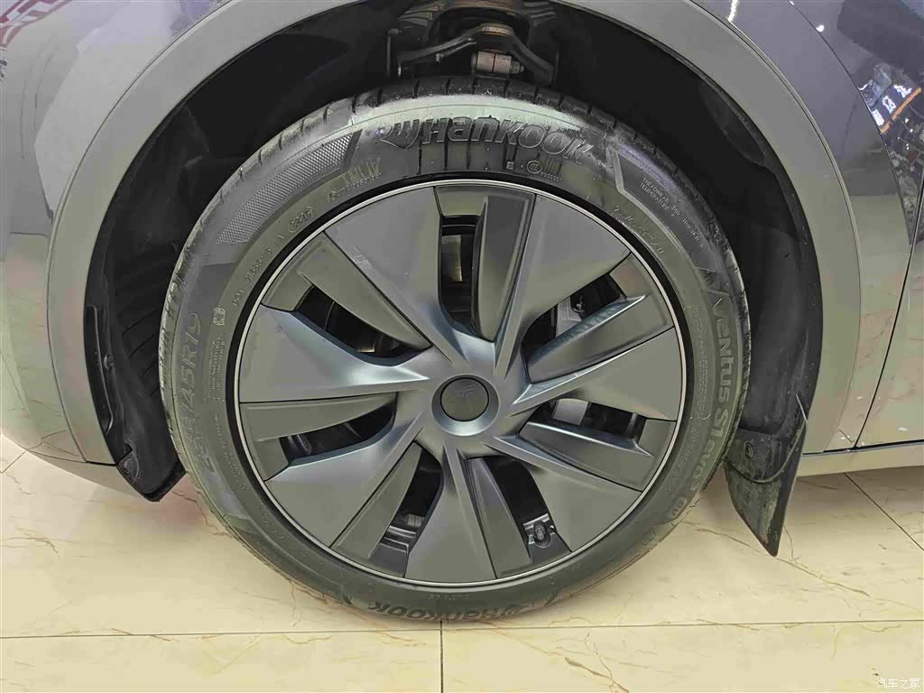 Tesla Model Y, 2025 8