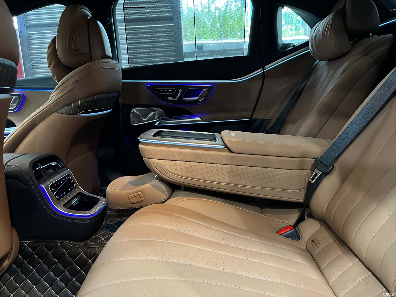 Mercedes-Benz E-Class, 2024 14