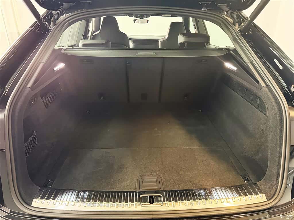 Audi Q8, 2025 14