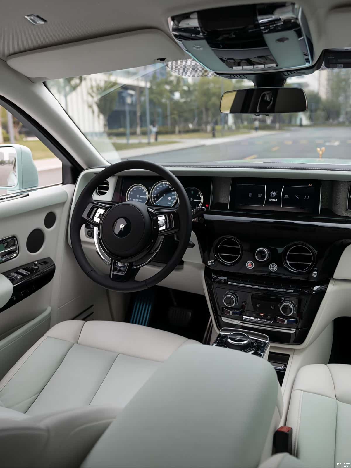 Rolls-Royce Phantom, 2024 13