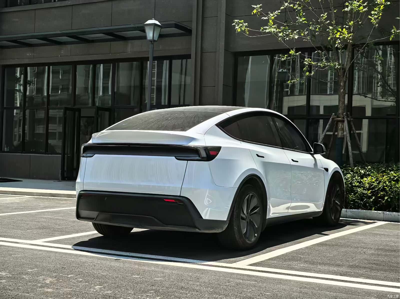 Tesla Model Y, 2025 9