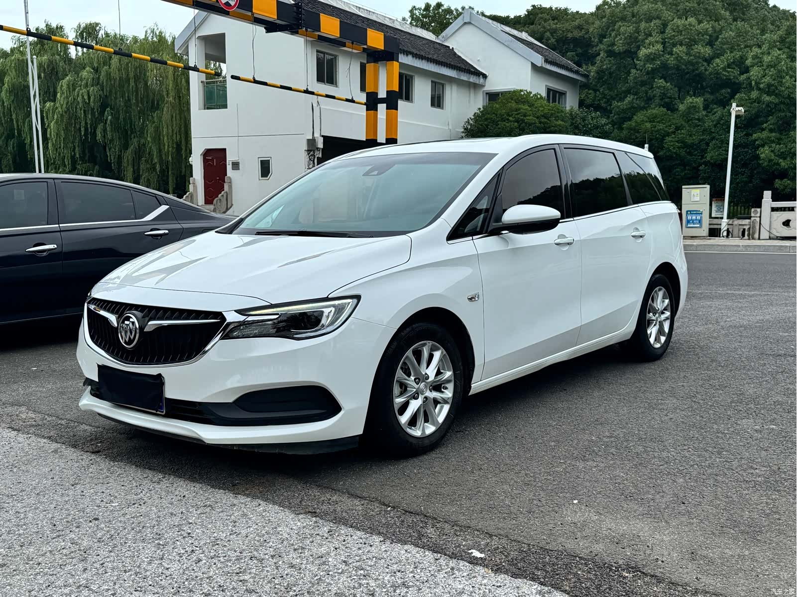 Buick GL6, 2018 3