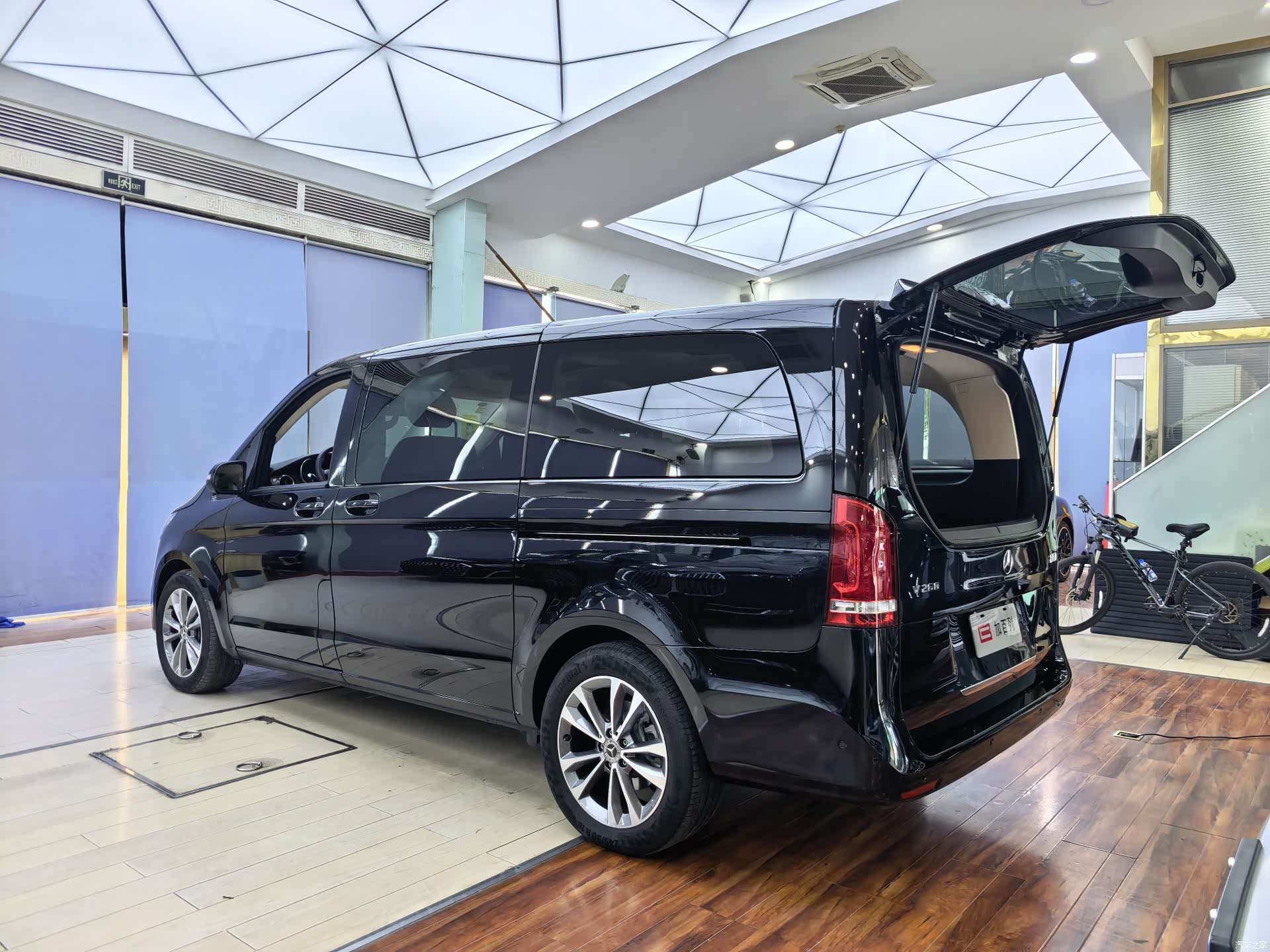 Mercedes-Benz V-Class, 2024 15