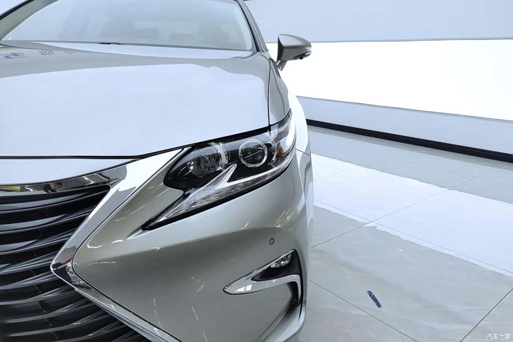 Lexus ES, 2018 все фото