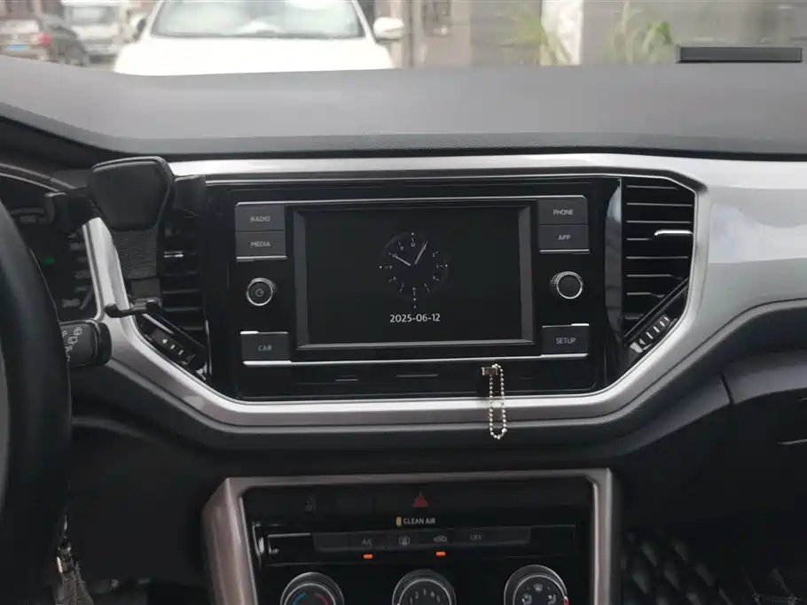 Volkswagen T-ROC exploring Songs