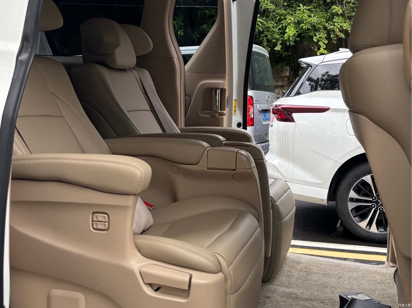 Toyota Alphard, 2010 11