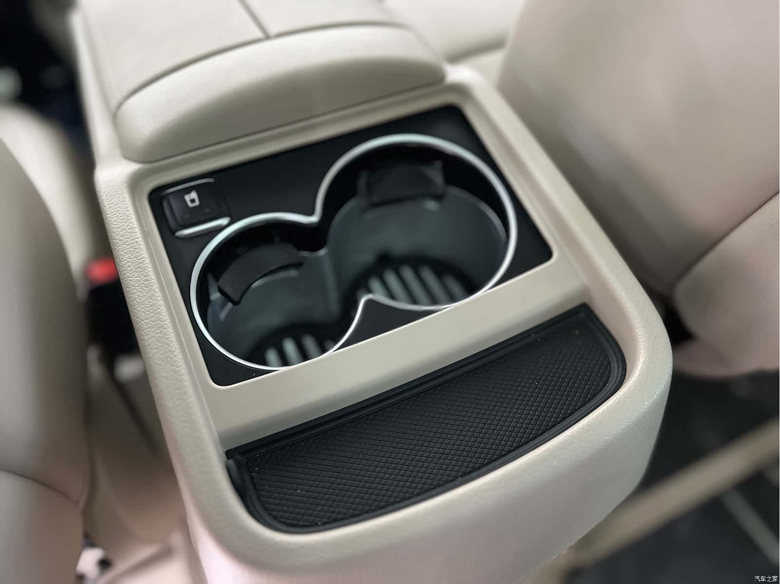 Mercedes-Benz V-Class, 2024 18