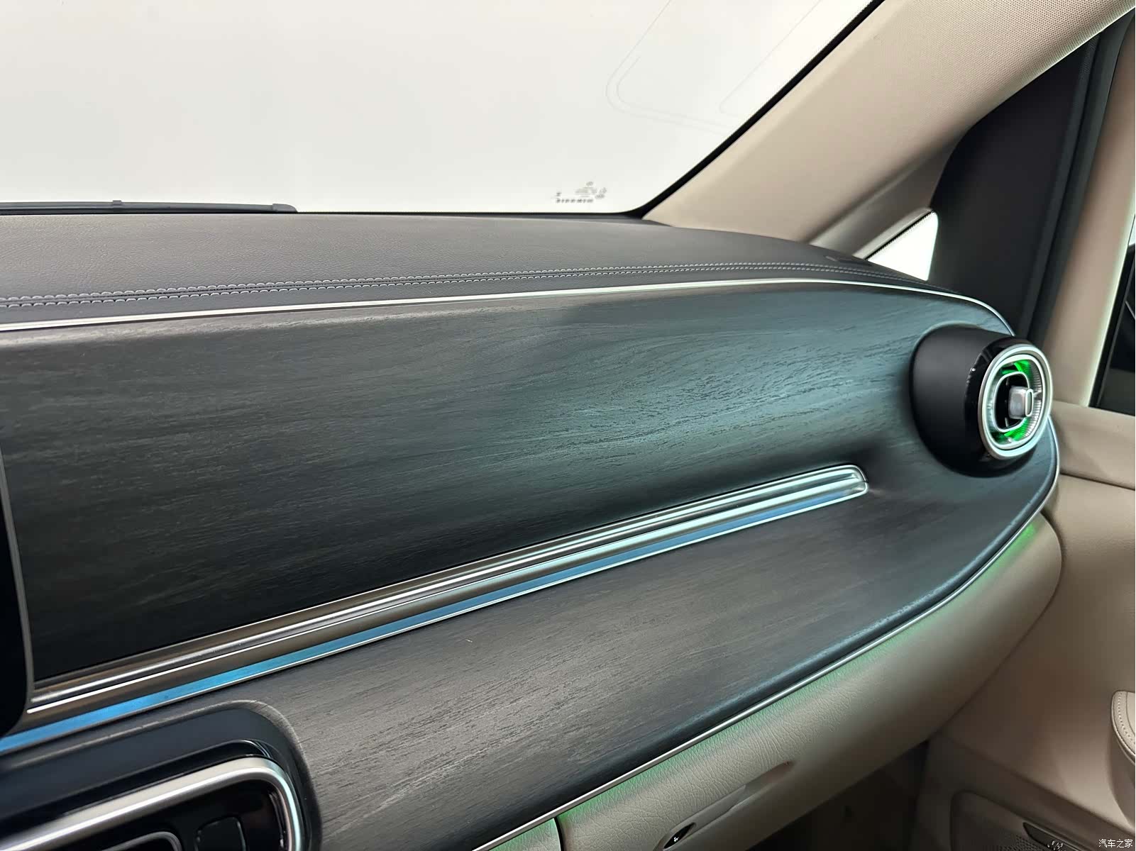 Mercedes-Benz V-Class, 2024 13