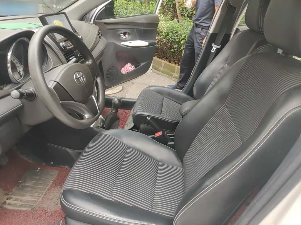 Toyota YARiS L, 2015 11