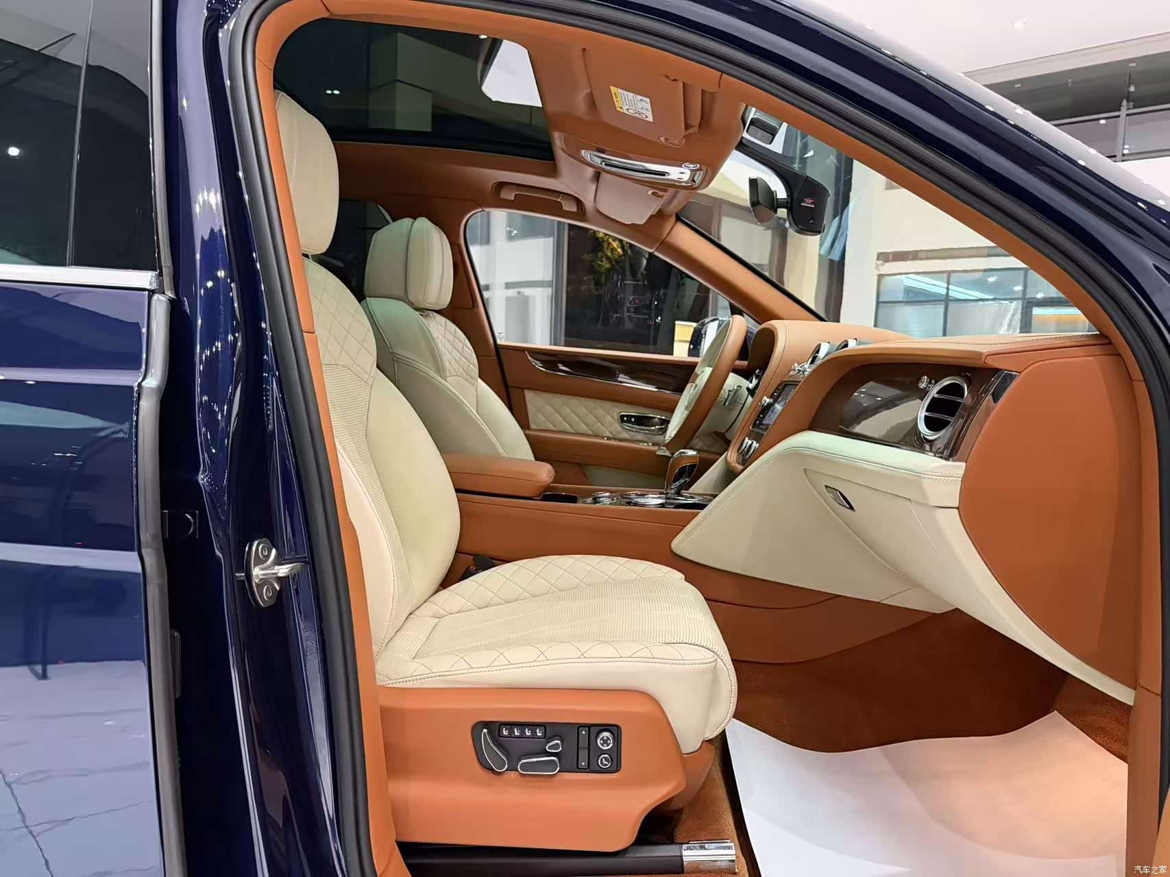 Bentley Bentayga, 2017 12