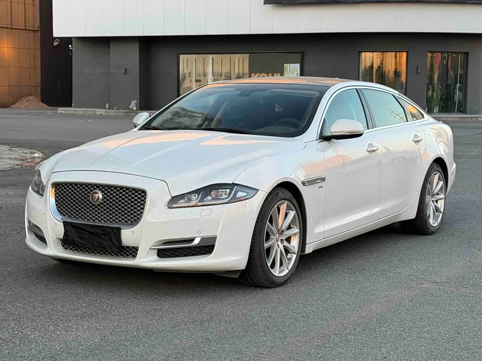 Jaguar XJ