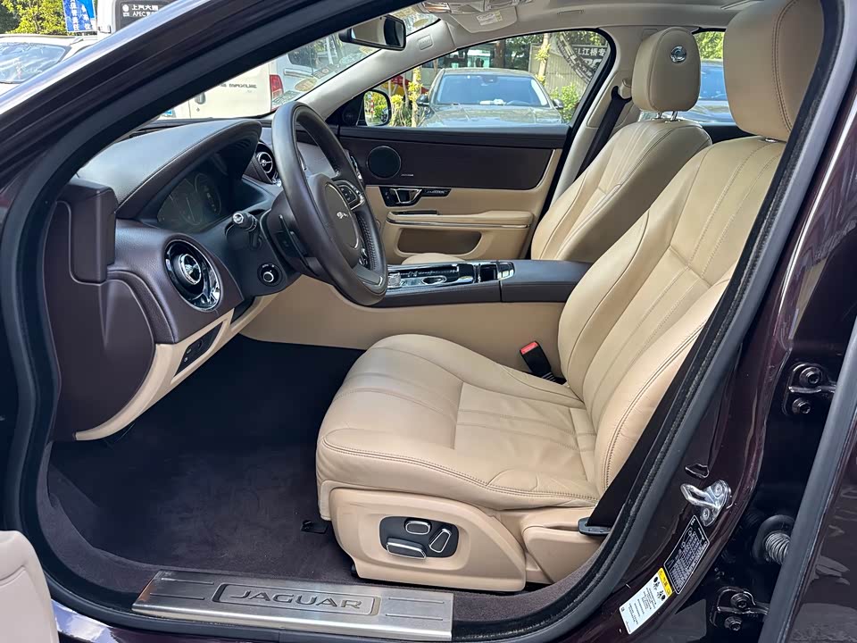 Jaguar XJ Jaguar XJ