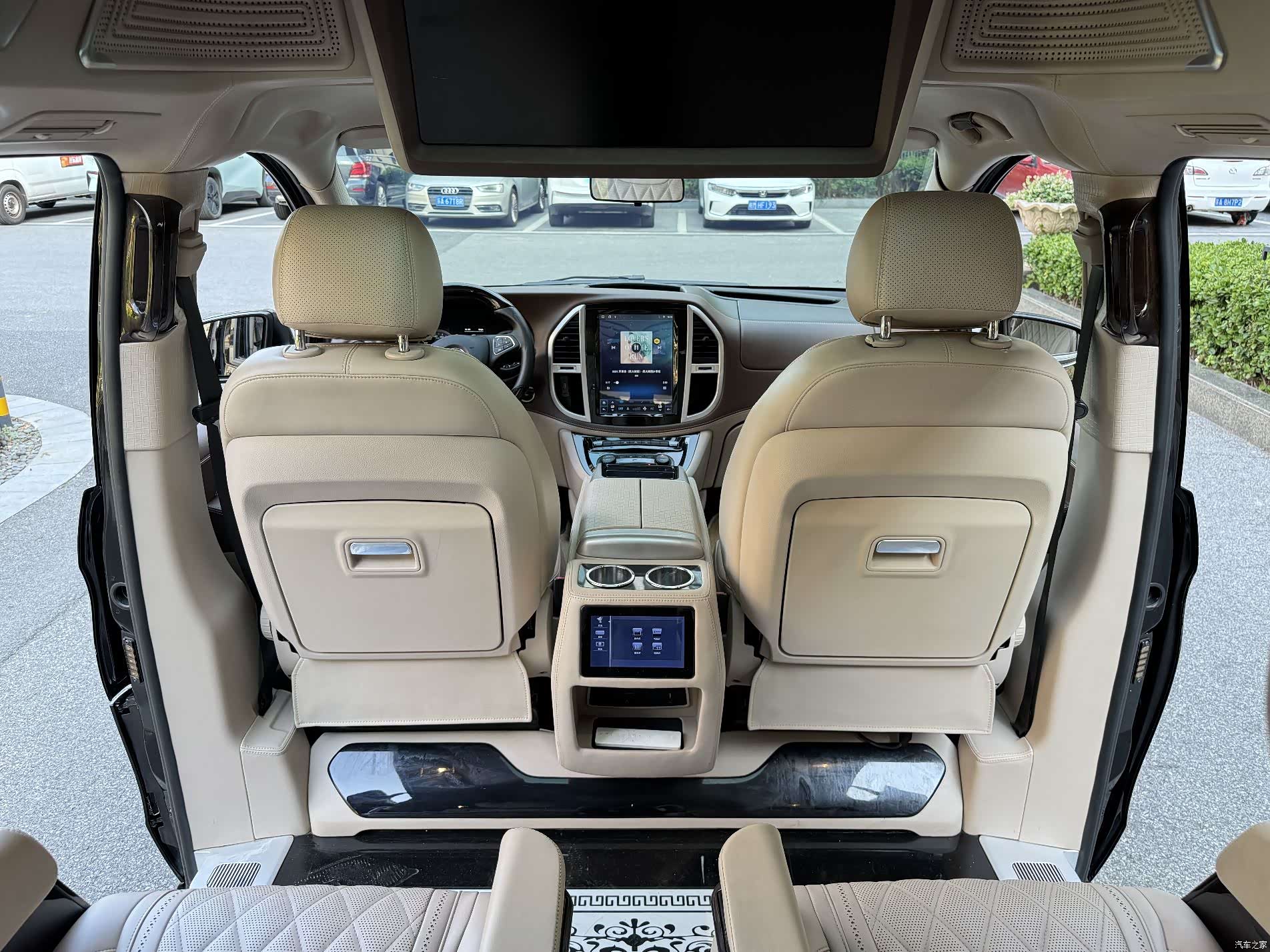 Mercedes-Benz 7, 2022 13