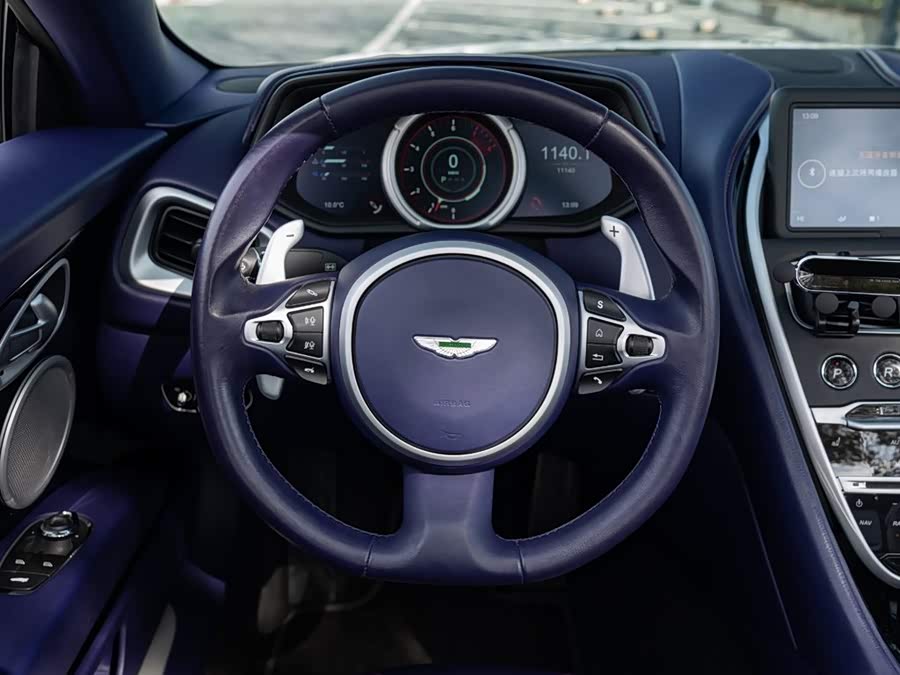 Aston Martin DB11 2019, фото 11