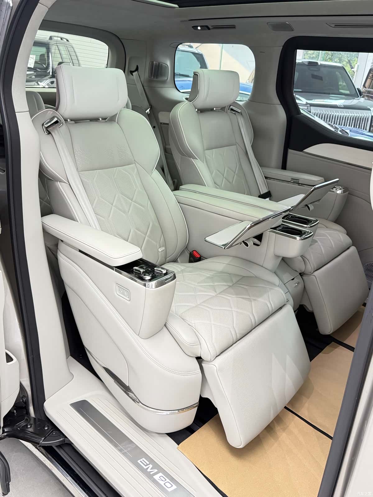 Volvo EM90, 2024 9