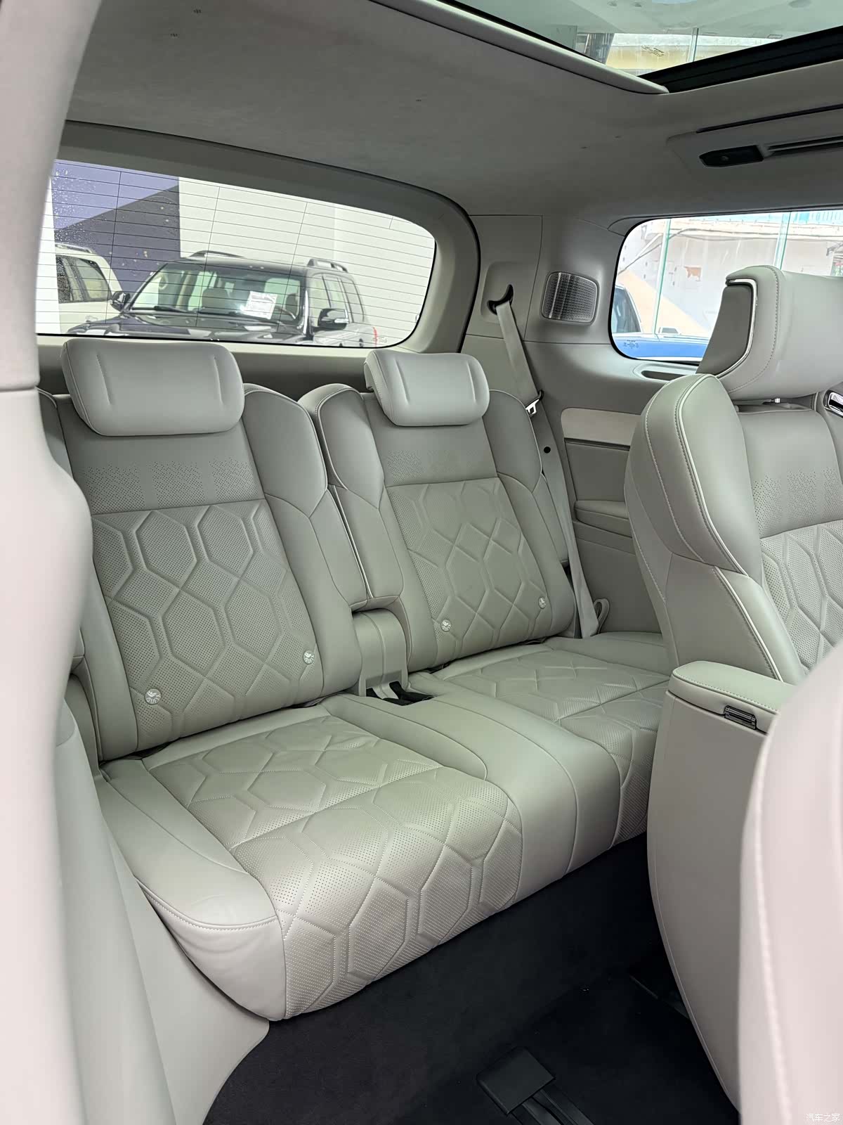 Volvo EM90, 2024 13