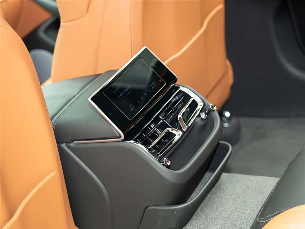 Bentley Flying Spur, 2022 13