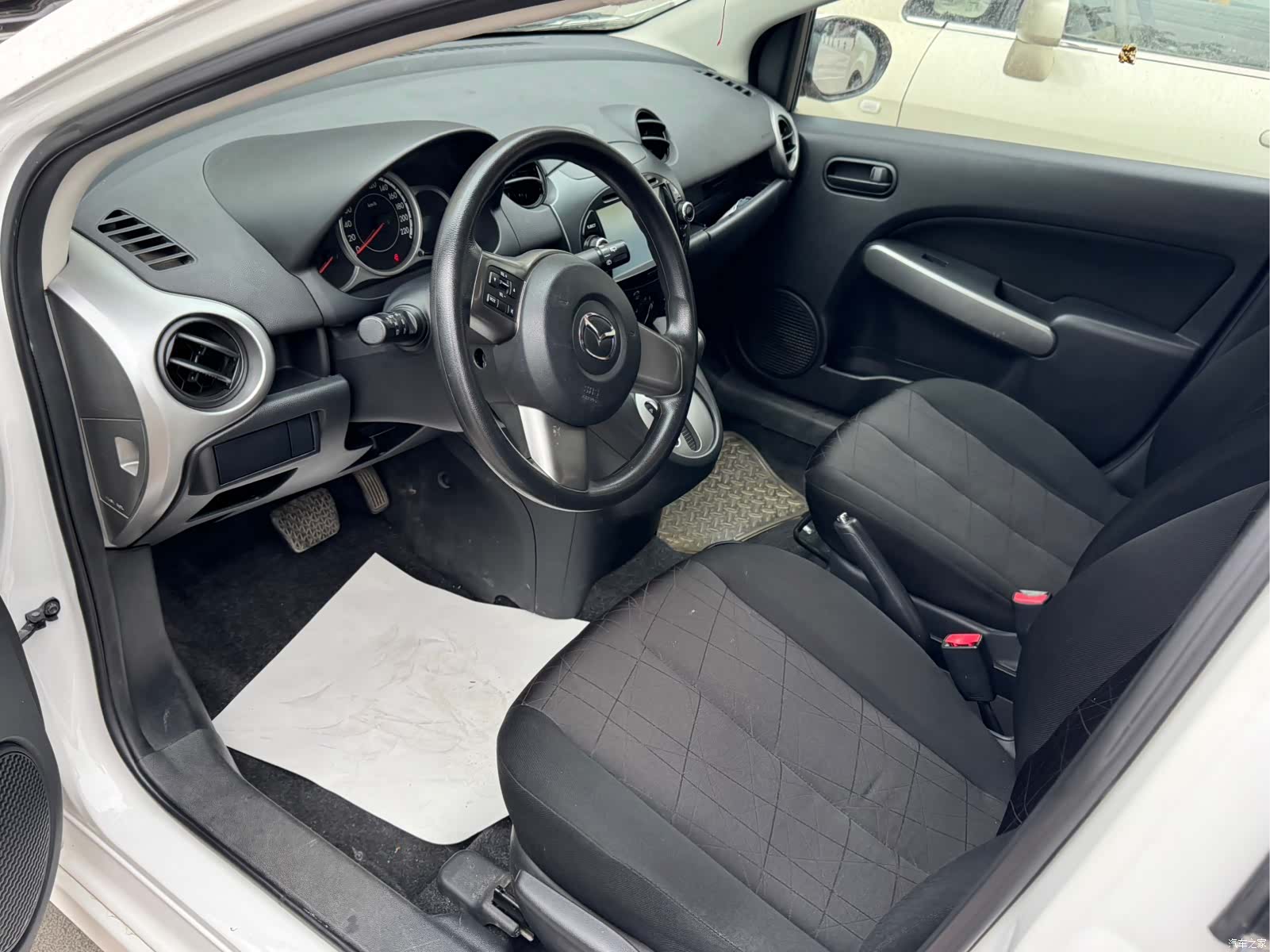 Mazda 2, 2015 4
