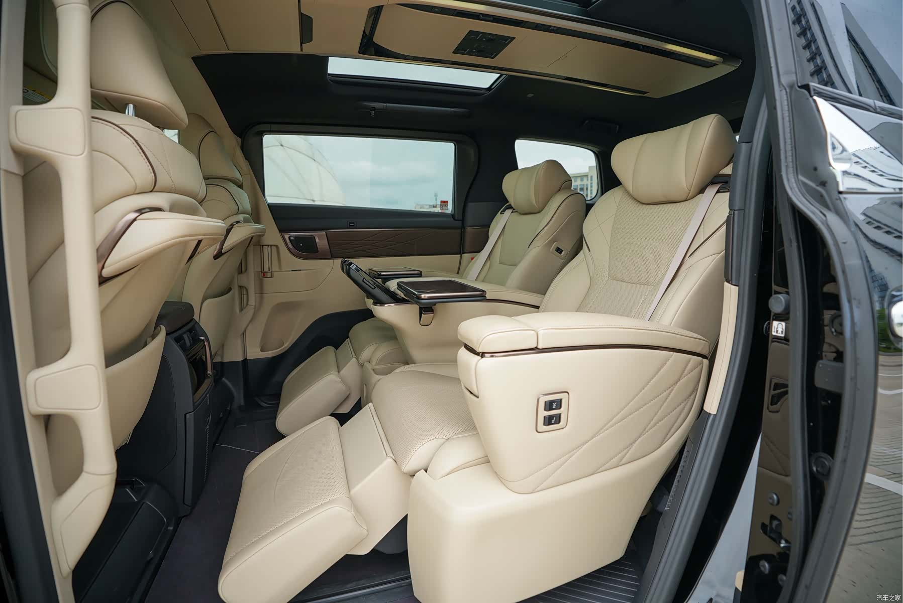 Toyota Alphard, 2023 9