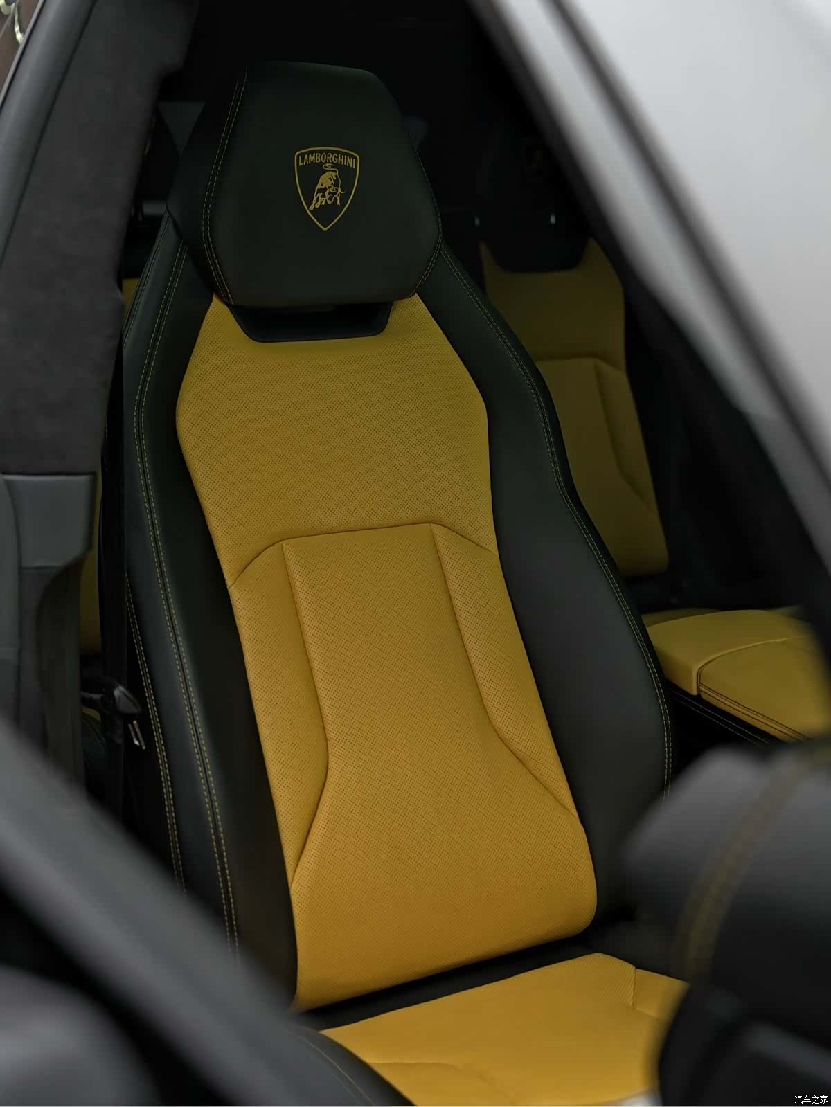 Lamborghini Urus, 2023 14