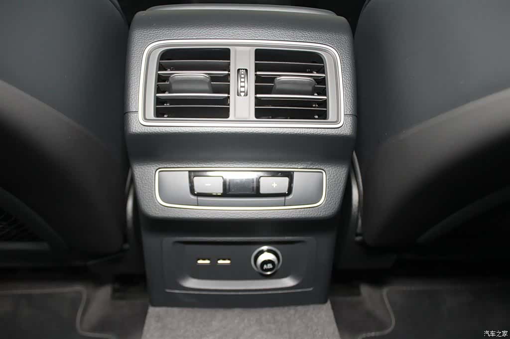 Audi Q5L, 2025 10