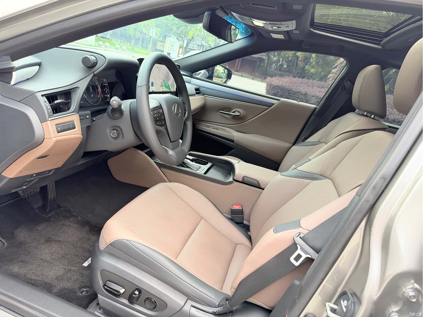 Lexus ES, 2025 4