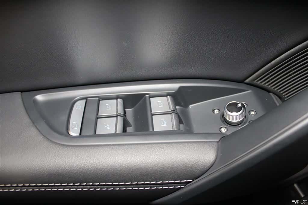 Audi Q5L, 2025 15
